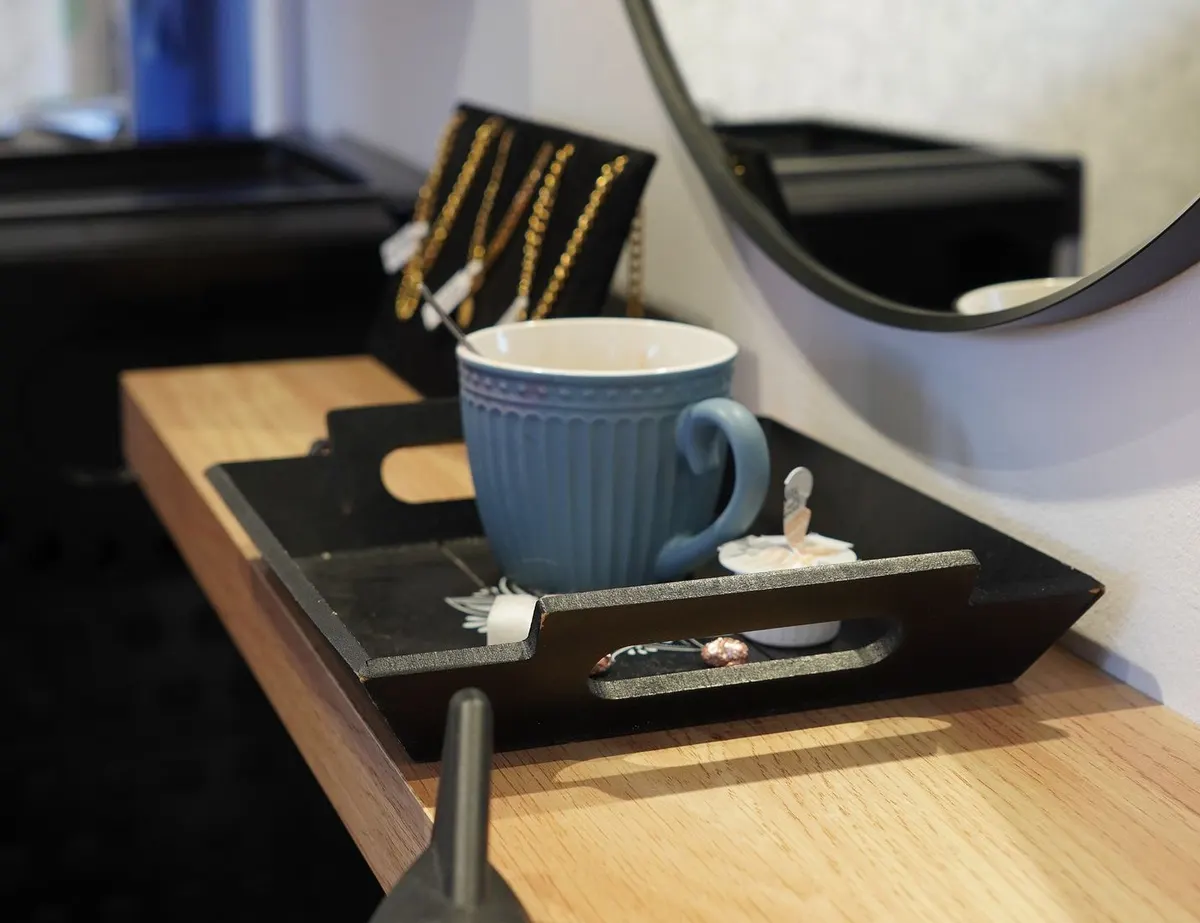 Een kop koffie klaar in de salon