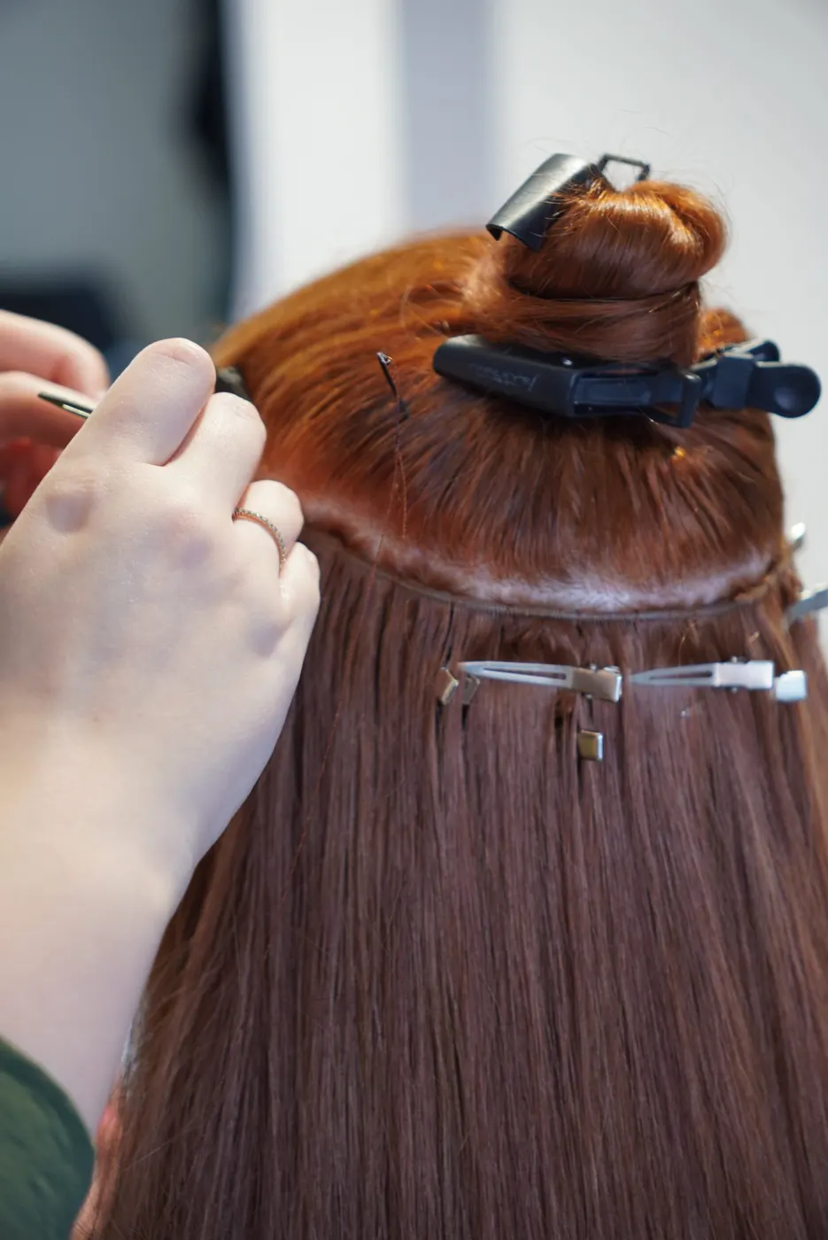 Secret weft extensions worden geplaatst