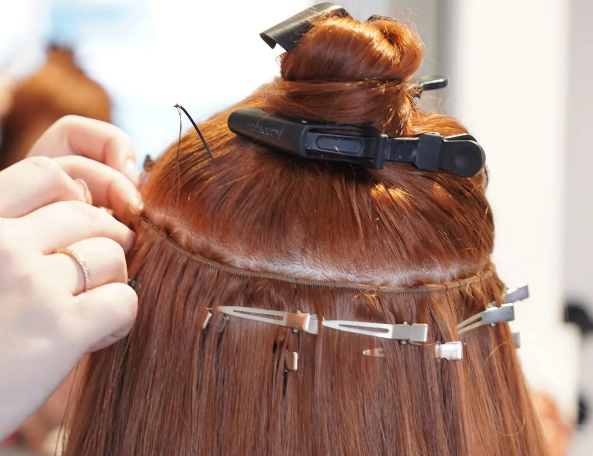 Secret weft extensions worden geplaatst