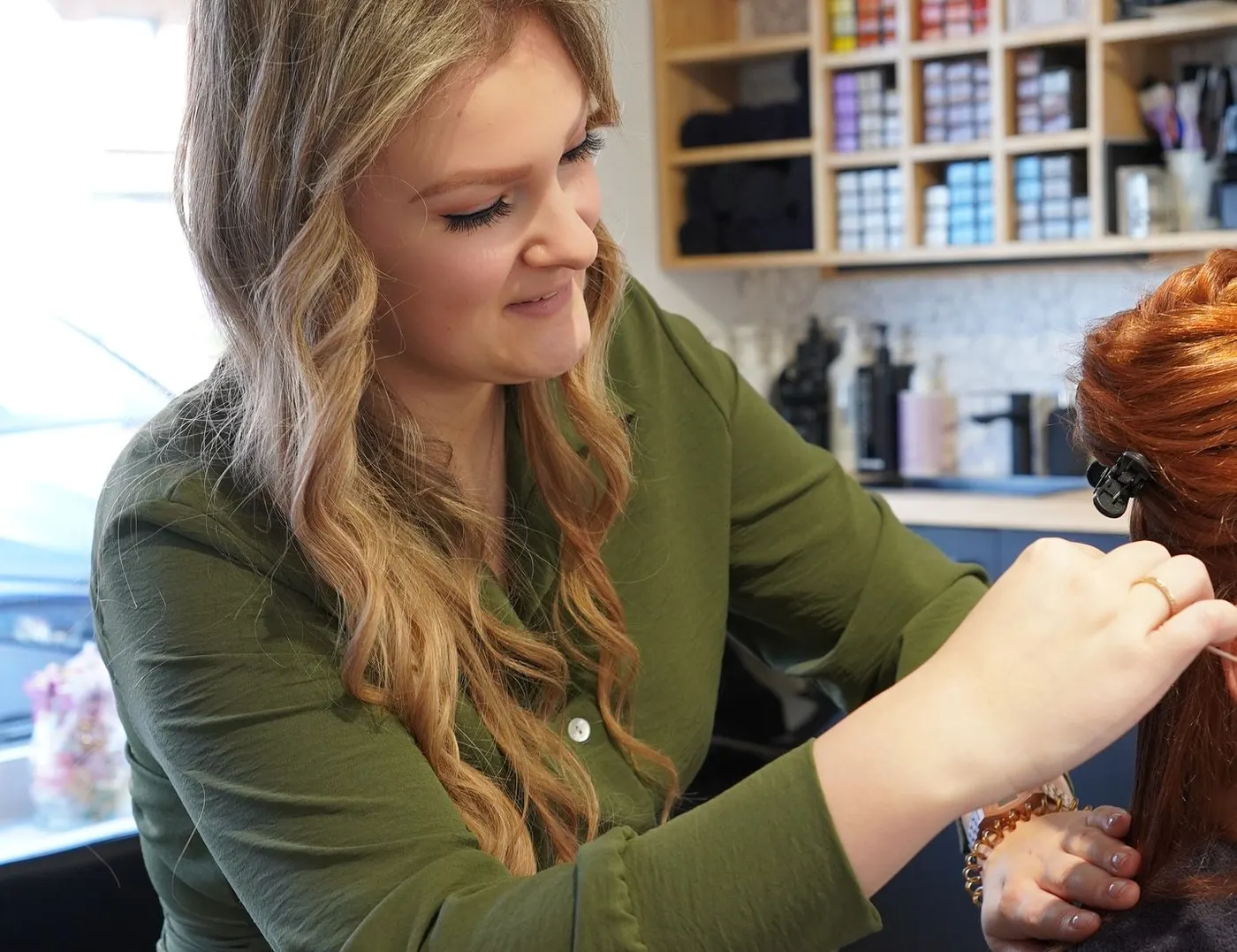 Lore aan het werk in de salon