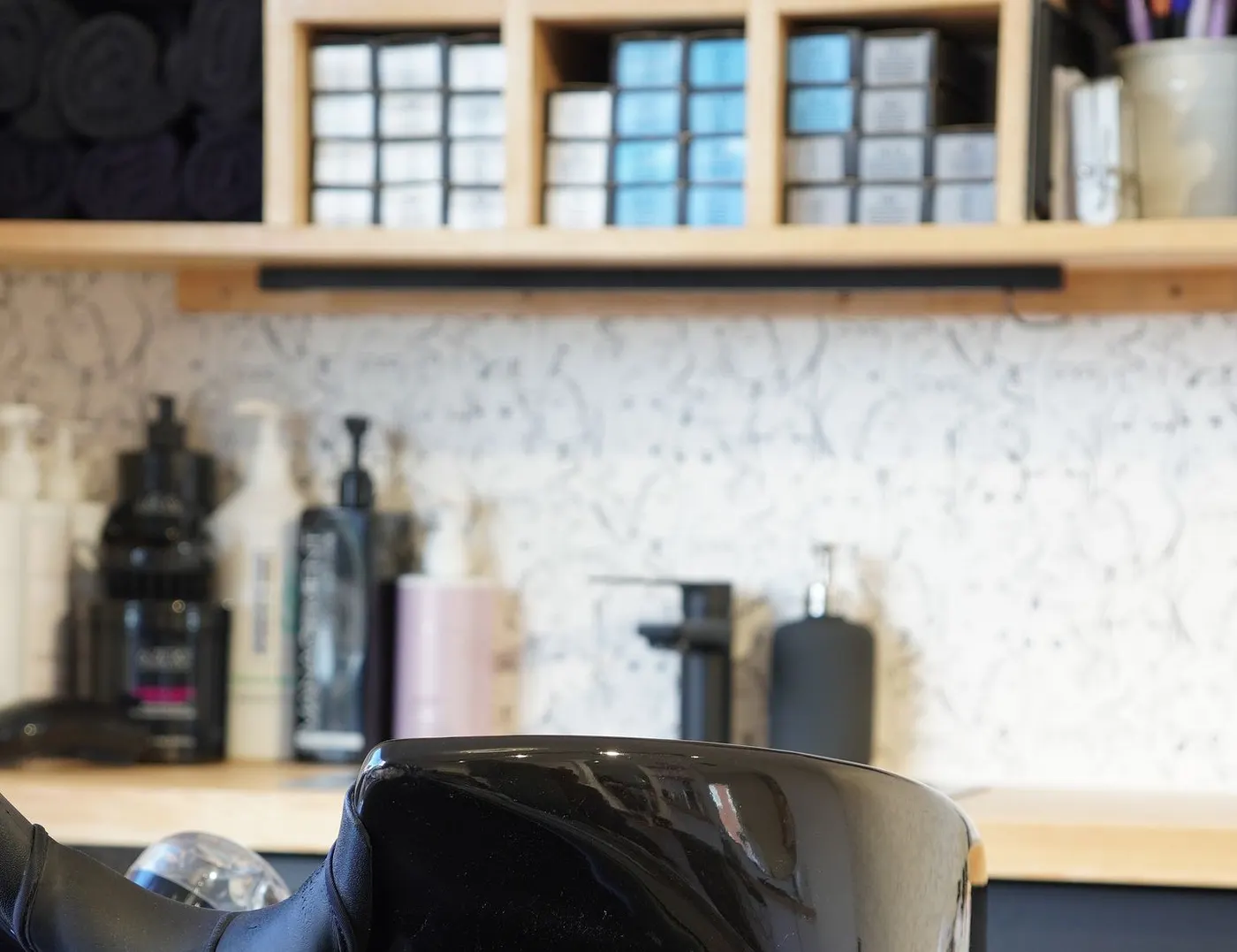 Wastafel en producten in de salon
